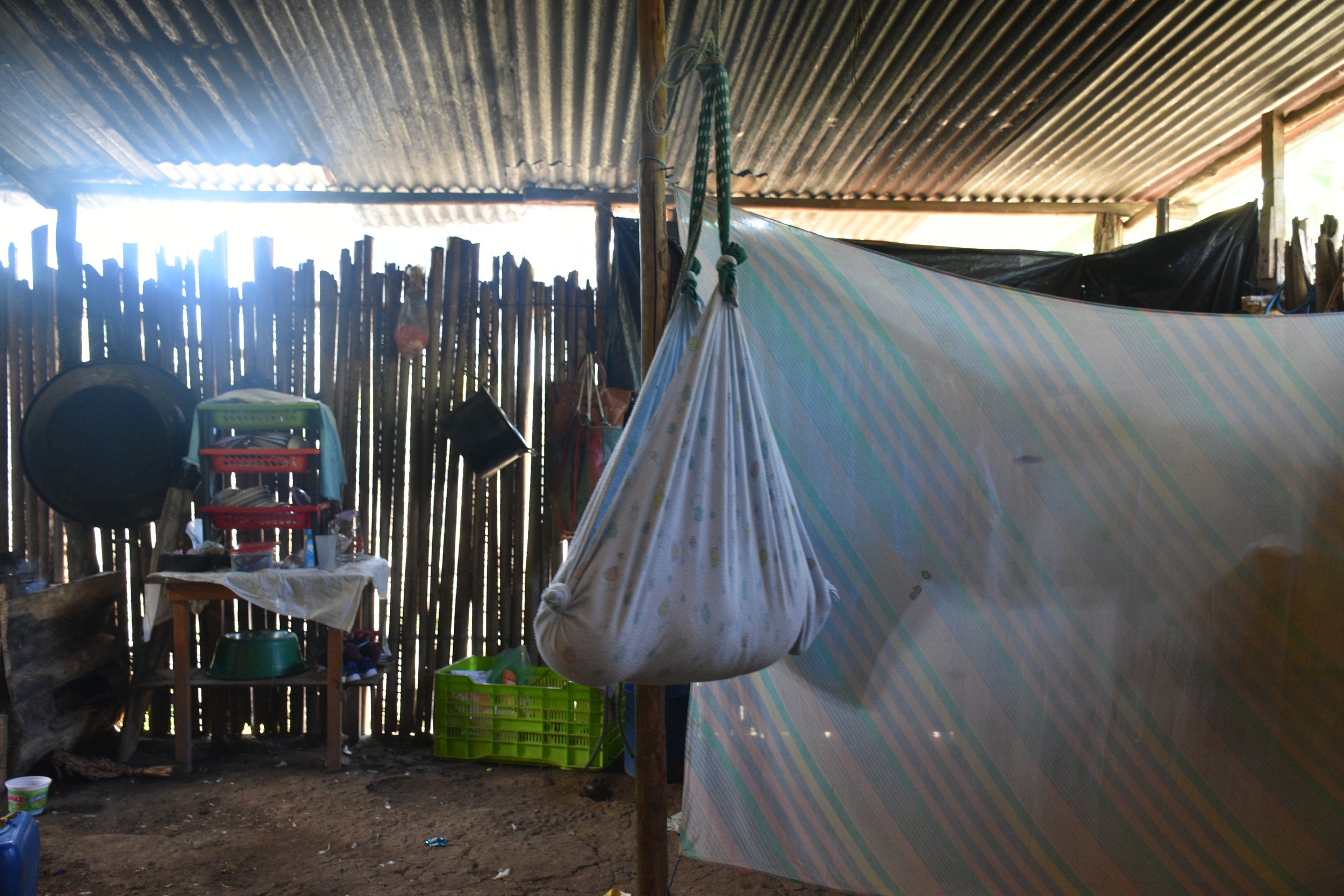  Bebé envuelto entre sábanas, cuelga de una pequeña hamaca improvisada por su madre en el centro de una casa en Palestina, Chinebal. Fotografía: Ketzali Pérez. 